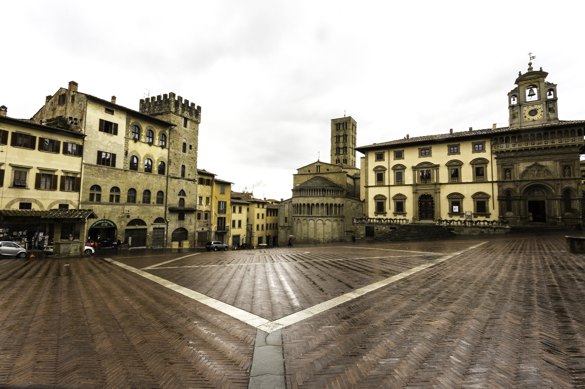 Piazza Grande, Arezzo | Simone Baldo 2016, CC BY-SA 4.0, via Wikimedia Commons